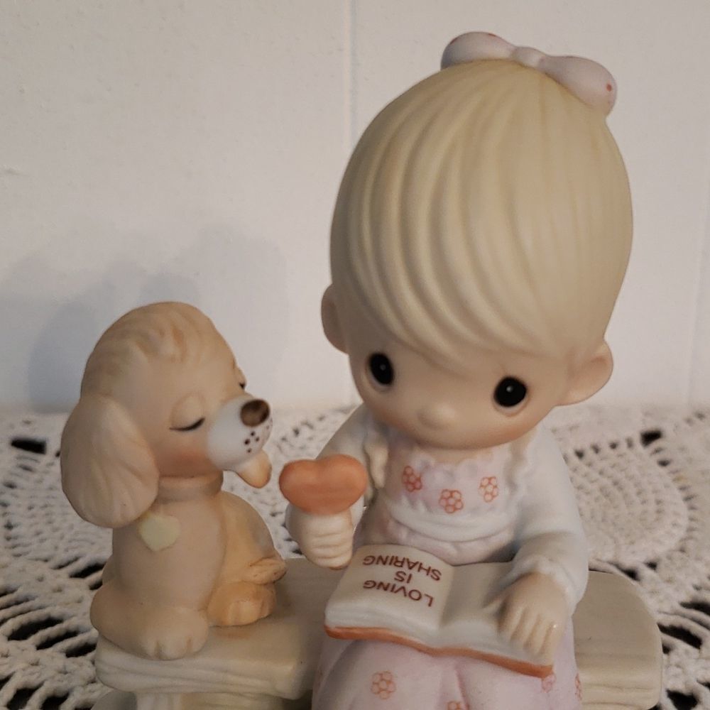 Vintage Enesco Precious Moments "Loving is Sharing" Porcelain Figurine - 1979 - Picture 5 of 6